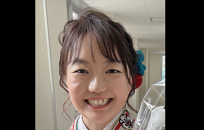 秋月 麻衣 氏